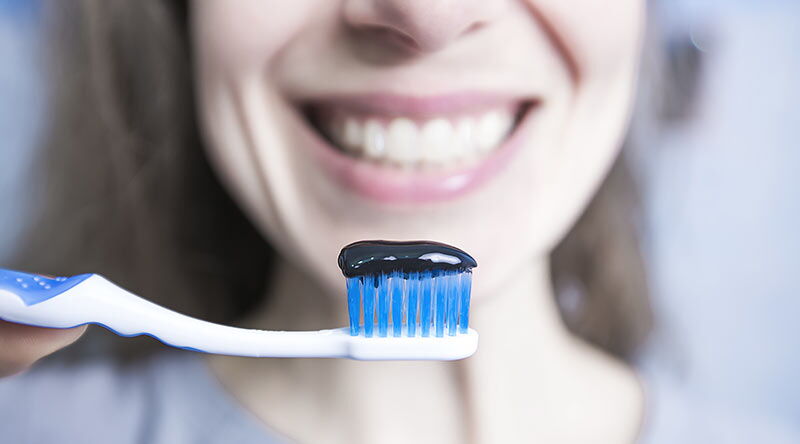 Schwarze Zahnpasta: gesund oder sinnlos?